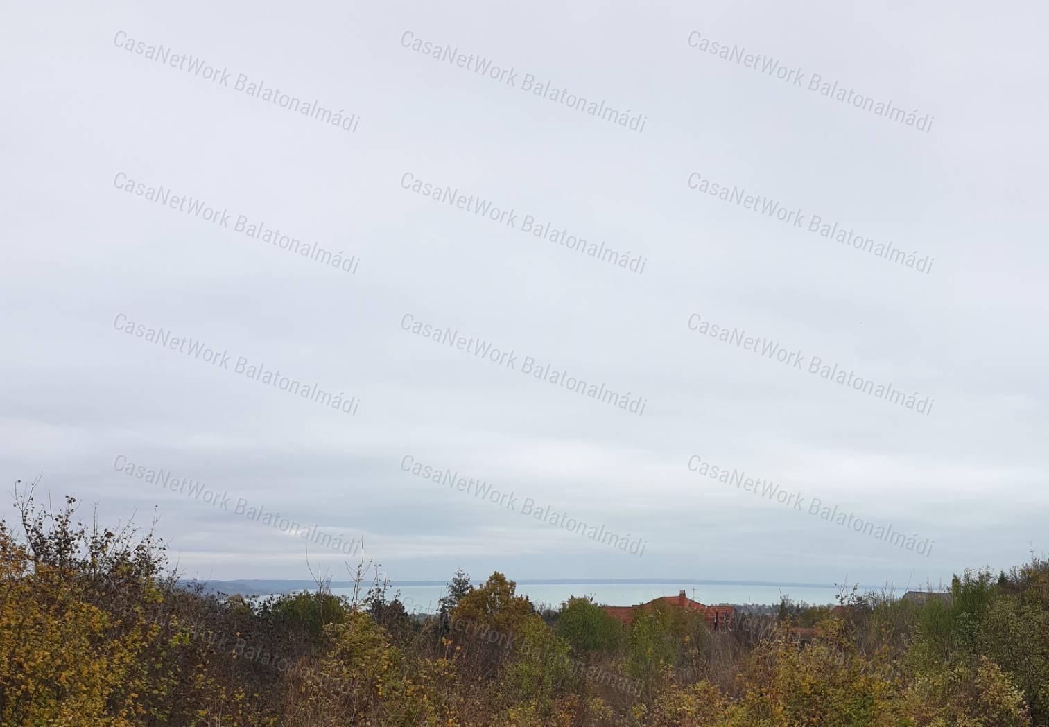 Eladó panorámás nyaraló Balatonalmádiban!