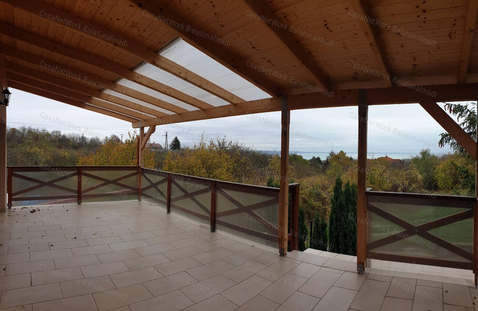 Eladó panorámás nyaraló Balatonalmádiban!