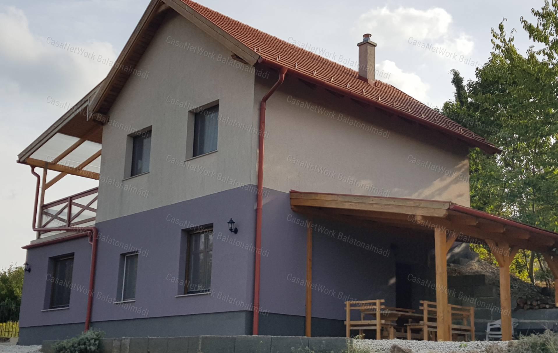 Eladó panorámás nyaraló Balatonalmádiban!