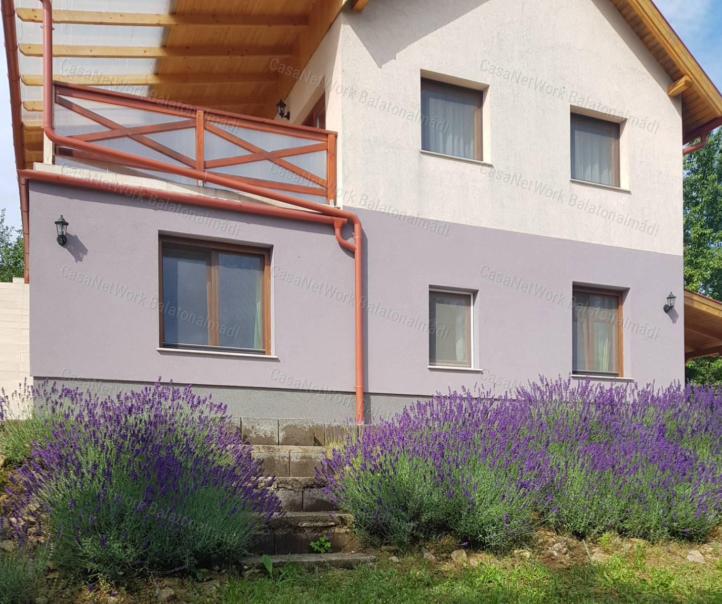 Eladó panorámás nyaraló Balatonalmádiban!