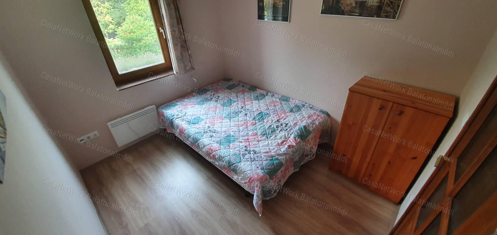 Eladó panorámás nyaraló Balatonalmádiban!