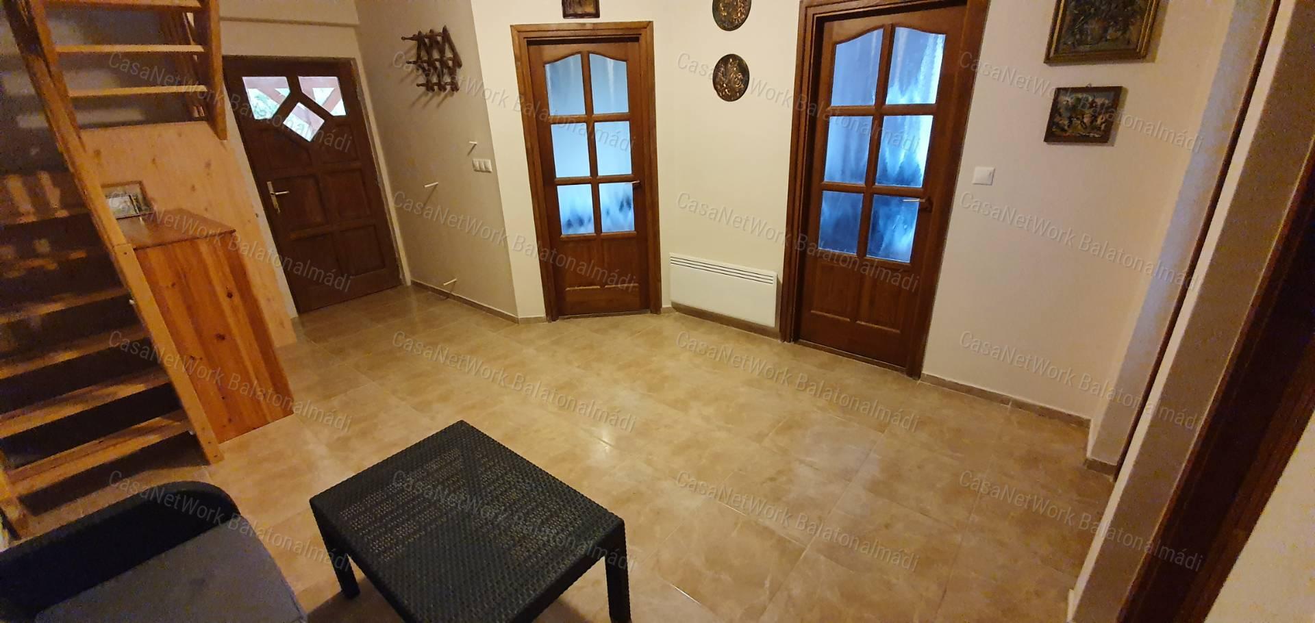 Eladó panorámás nyaraló Balatonalmádiban!