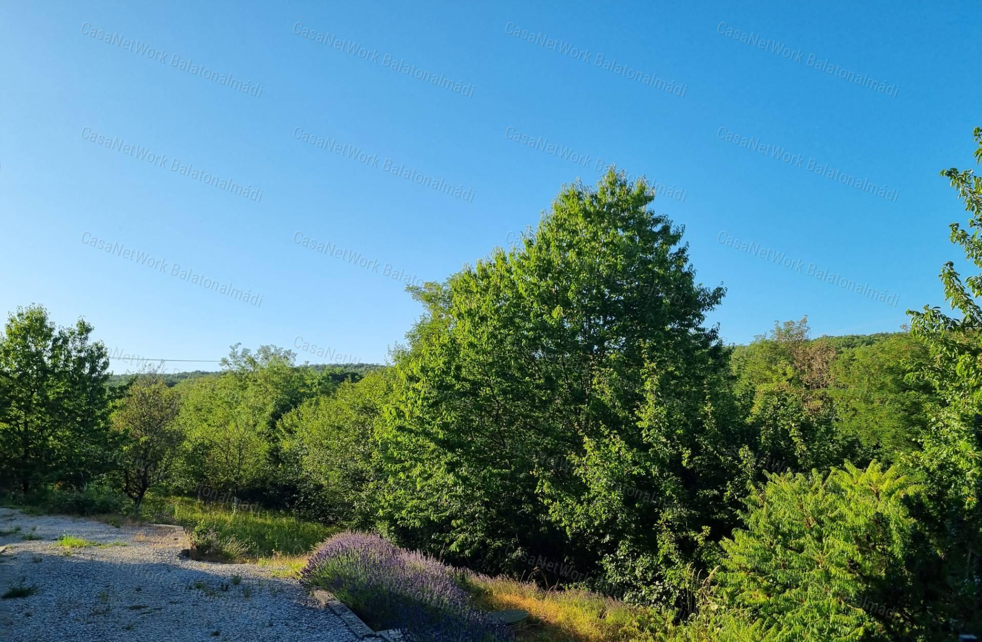 Eladó panorámás nyaraló Balatonalmádiban!