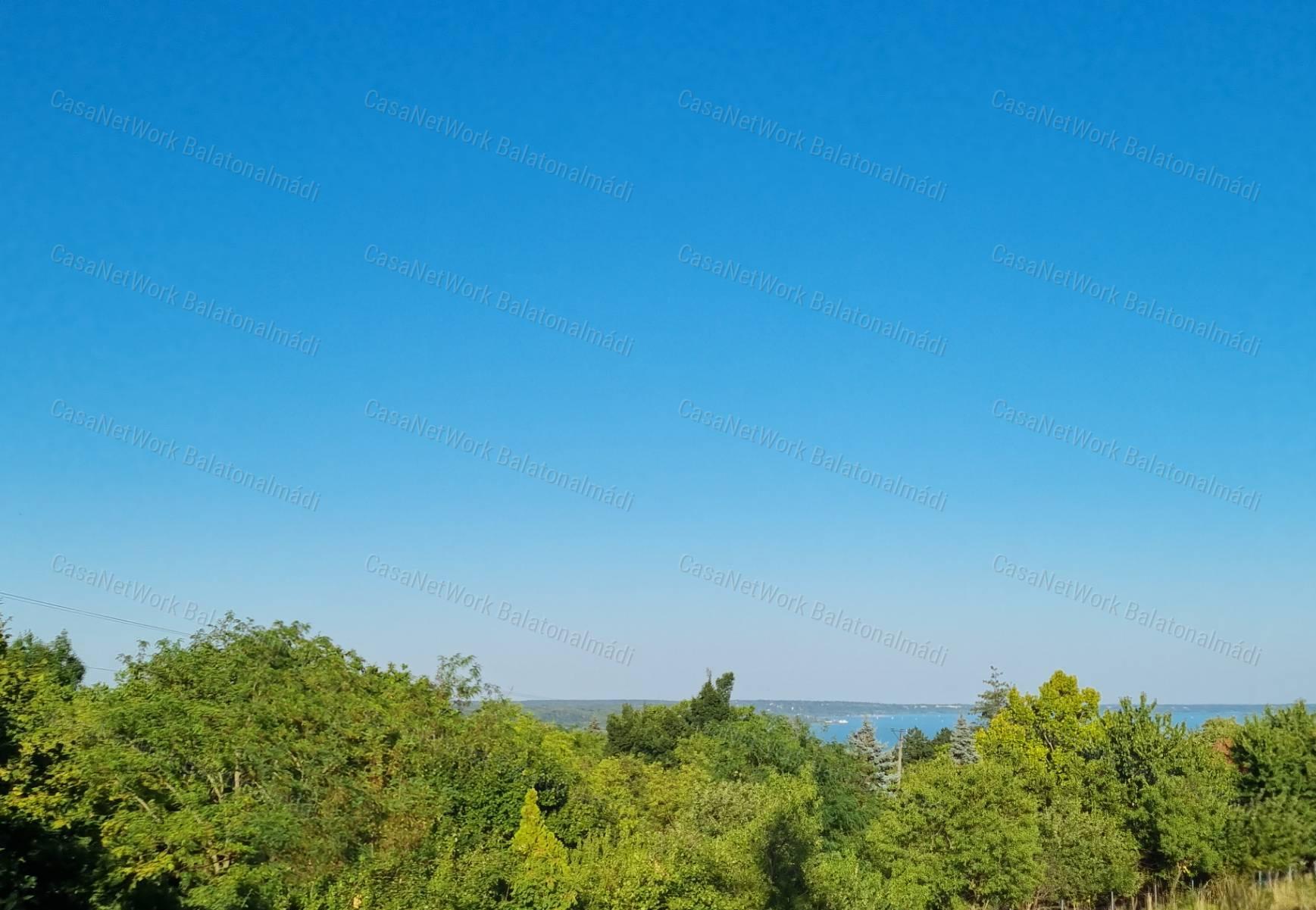Eladó panorámás nyaraló Balatonalmádiban!