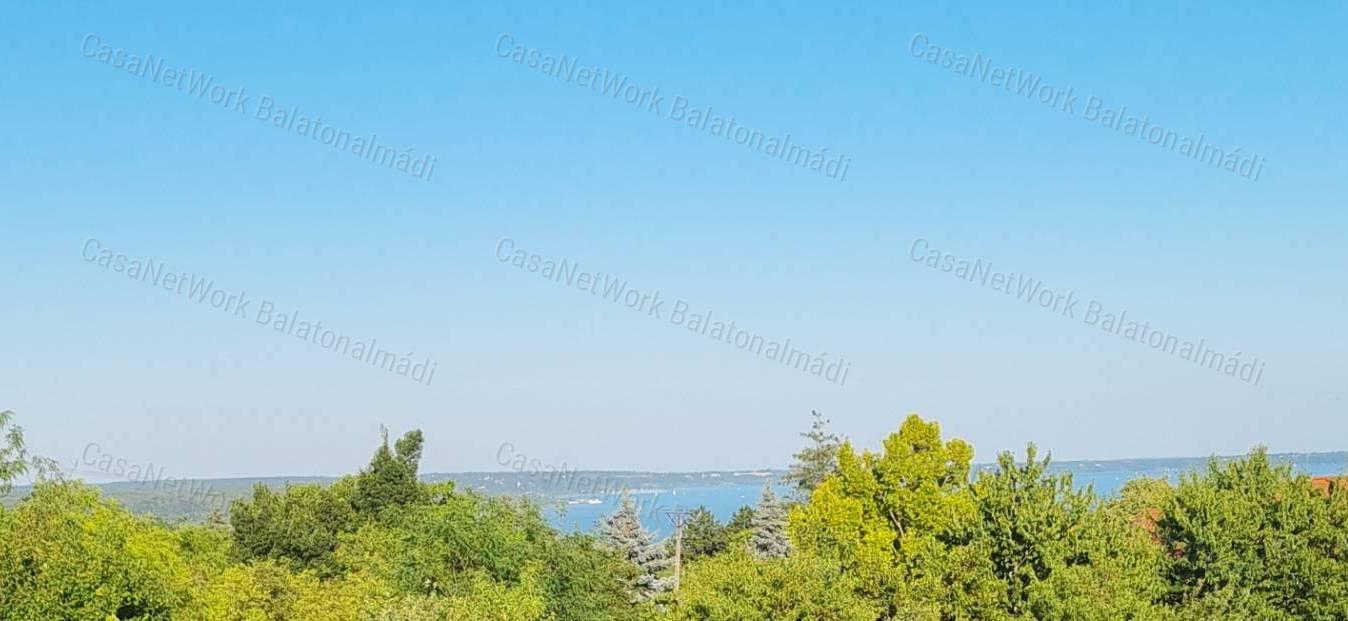 Eladó panorámás nyaraló Balatonalmádiban!