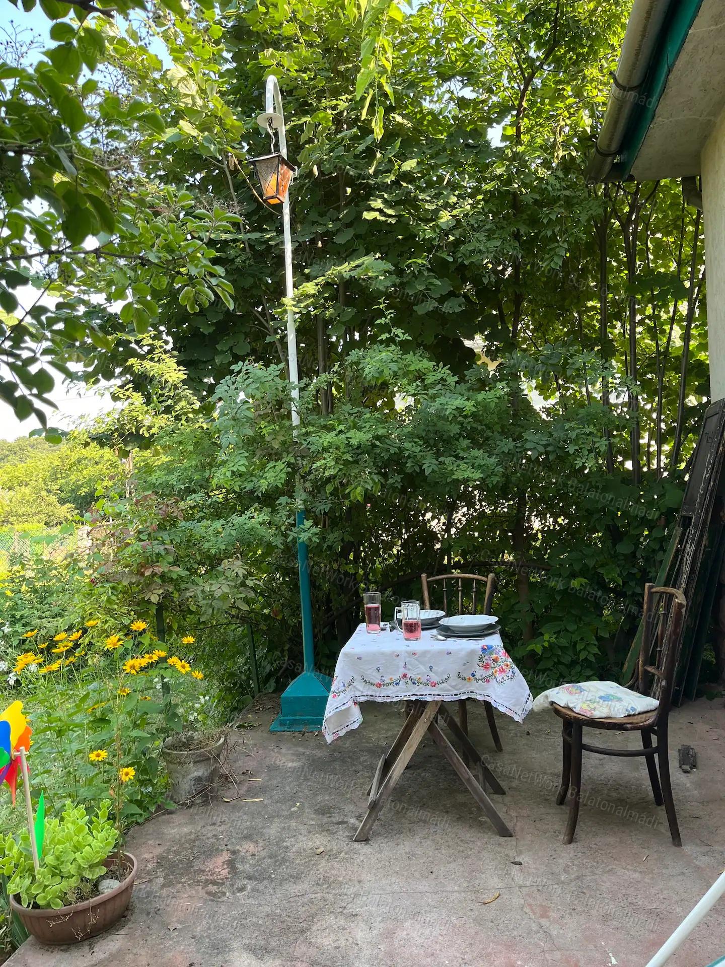 Balatonalmádi - Káptalanfüreden romantikus villaépület eladó!