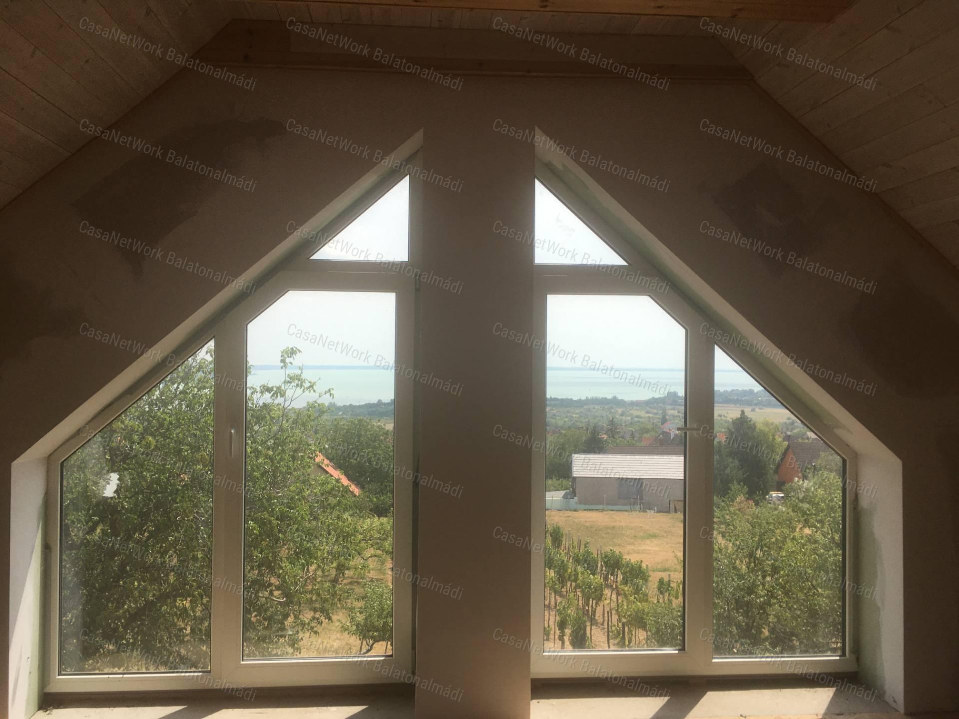 Eladó nyaraló lélegzetelállító panorámával Balatonalmádiban!