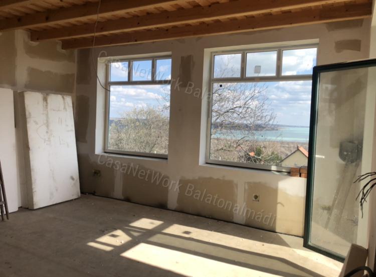 Eladó nyaraló lélegzetelállító panorámával Balatonalmádiban!
