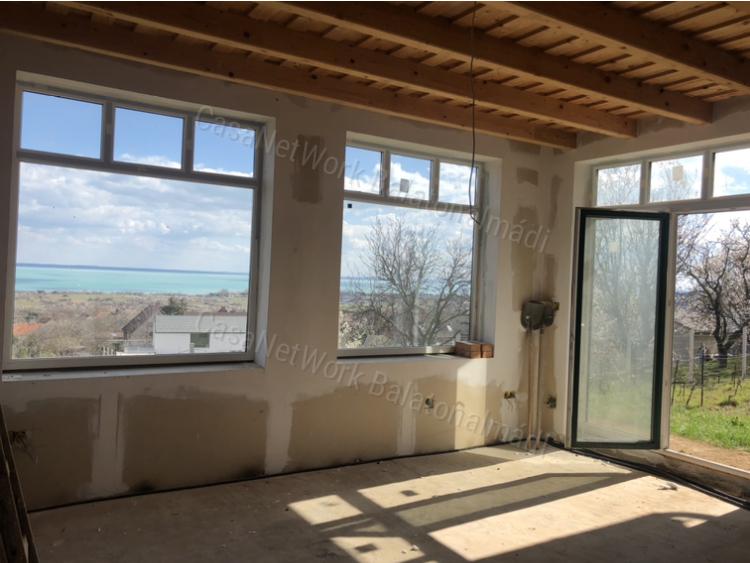 Eladó nyaraló lélegzetelállító panorámával Balatonalmádiban!