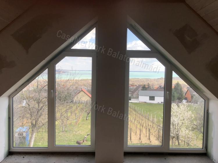 Eladó nyaraló lélegzetelállító panorámával Balatonalmádiban!