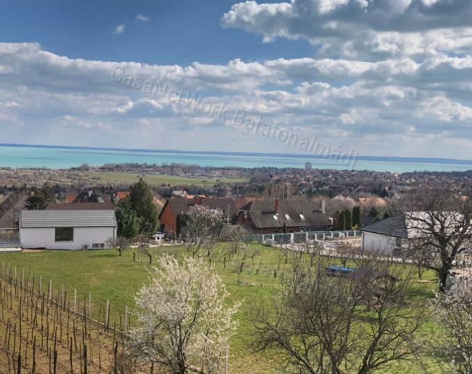 Eladó nyaraló lélegzetelállító panorámával Balatonalmádiban!