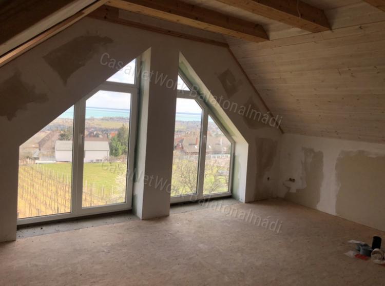 Eladó nyaraló lélegzetelállító panorámával Balatonalmádiban!