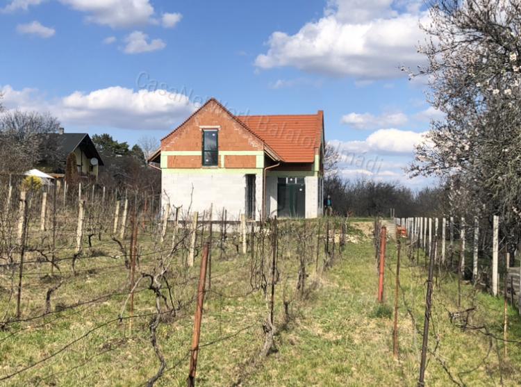 Eladó nyaraló lélegzetelállító panorámával Balatonalmádiban!