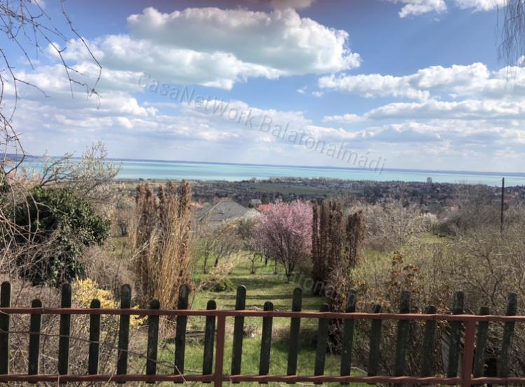 Eladó nyaraló lélegzetelállító panorámával Balatonalmádiban!