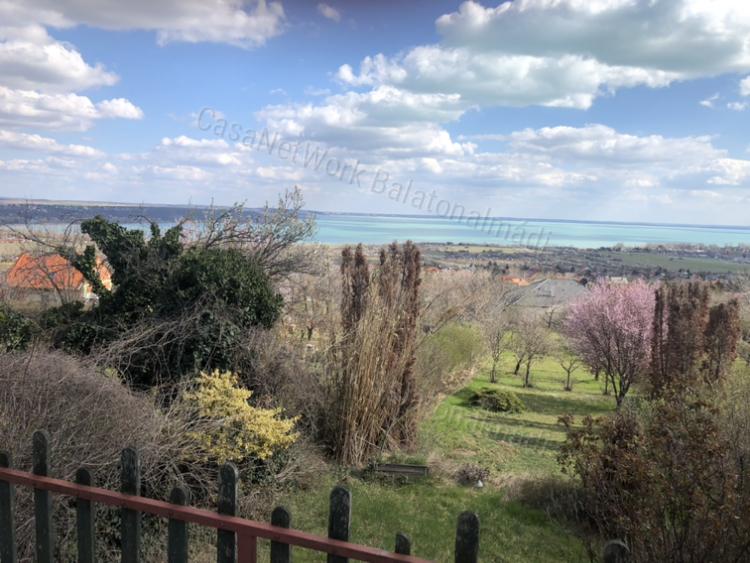 Eladó nyaraló lélegzetelállító panorámával Balatonalmádiban!