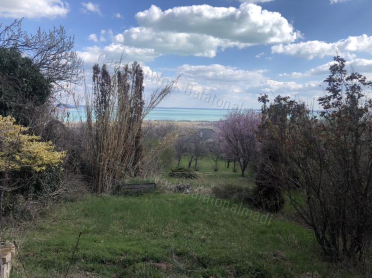 Eladó nyaraló lélegzetelállító panorámával Balatonalmádiban!