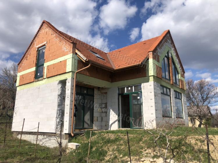 Eladó nyaraló lélegzetelállító panorámával Balatonalmádiban!