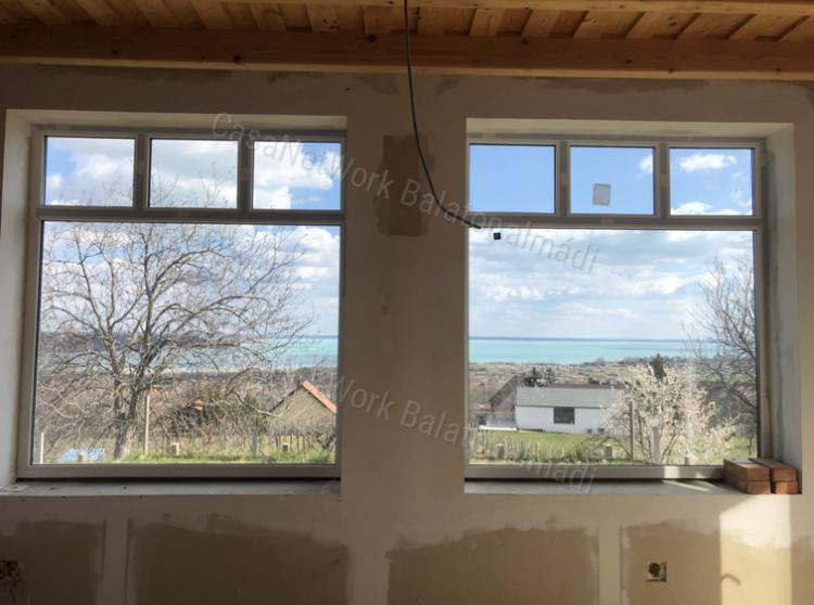 Eladó nyaraló lélegzetelállító panorámával Balatonalmádiban!