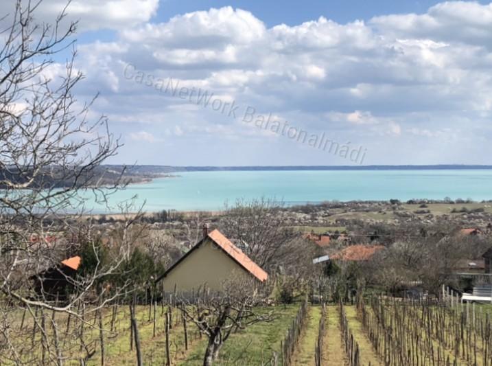 Eladó nyaraló lélegzetelállító panorámával Balatonalmádiban!