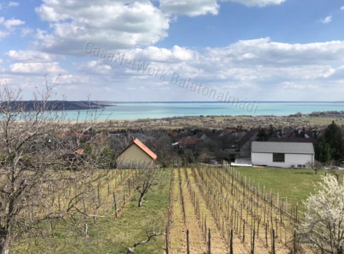 Eladó nyaraló lélegzetelállító panorámával Balatonalmádiban!
