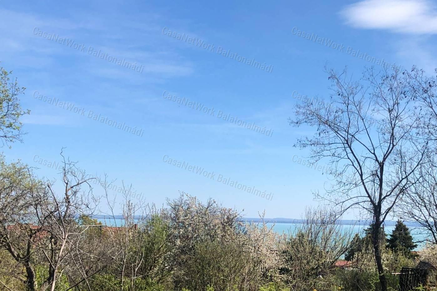 Panorámás építési telek eladó Balatonalmádiban!