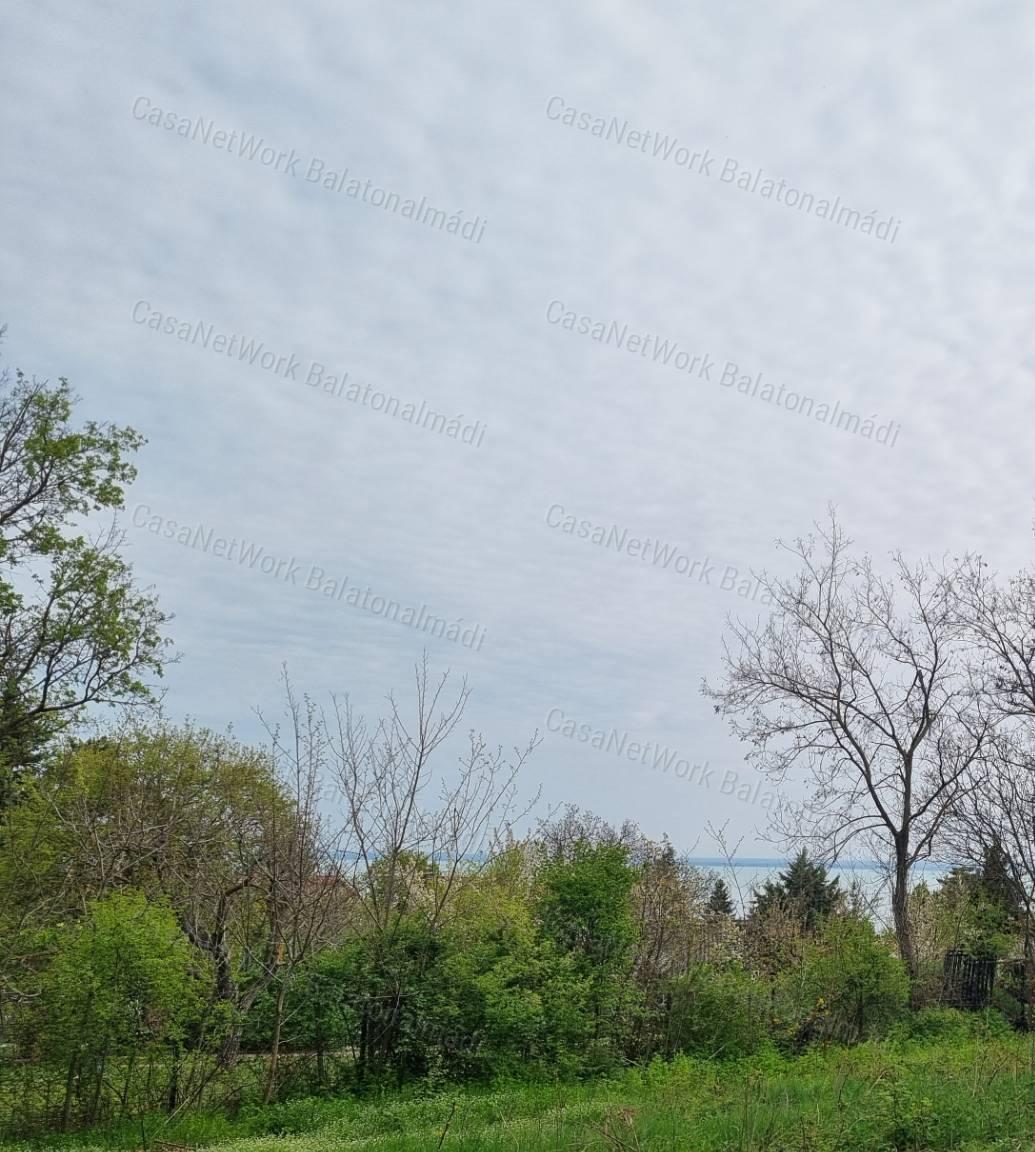 Panorámás építési telek eladó Balatonalmádiban!