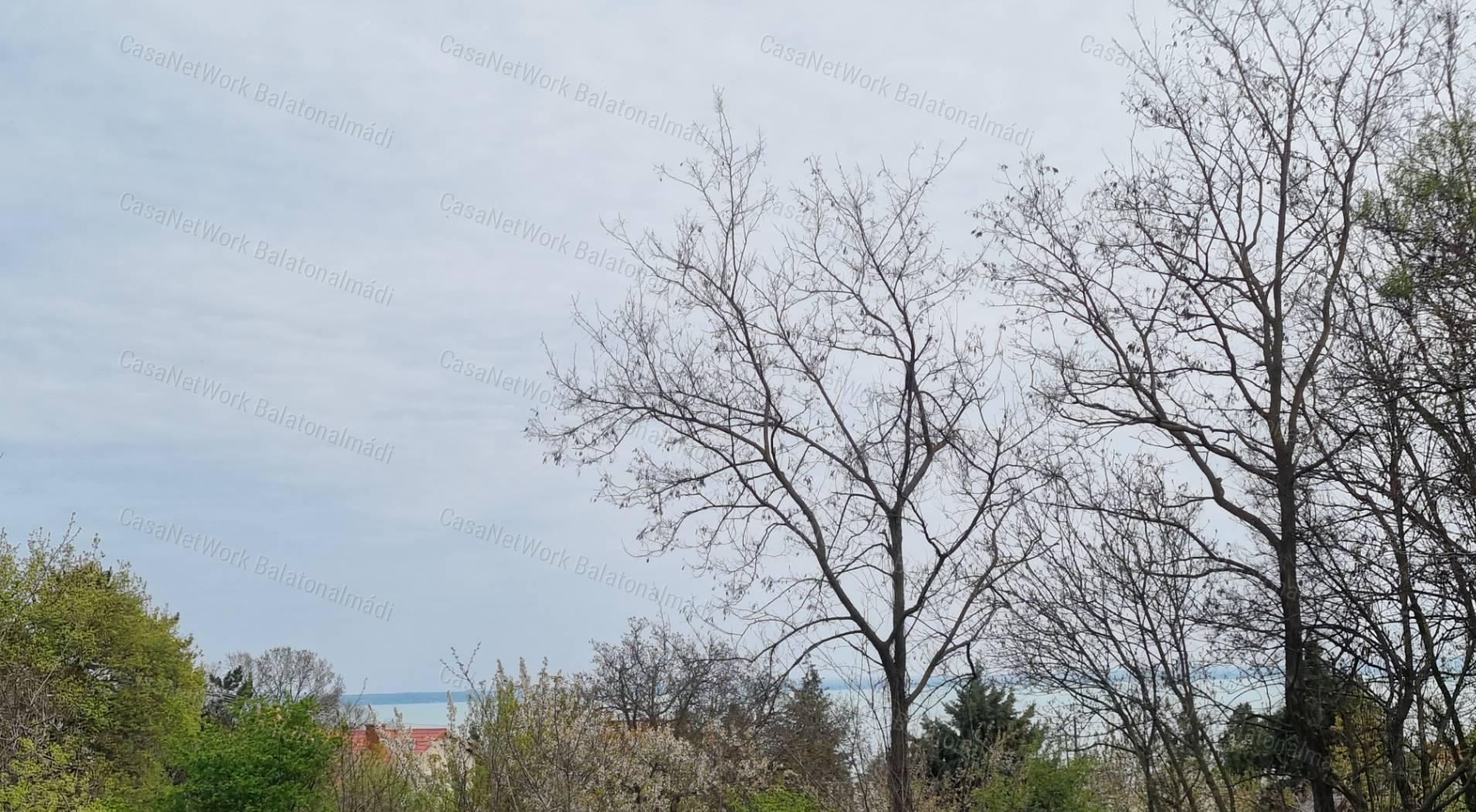 Panorámás építési telek eladó Balatonalmádiban!