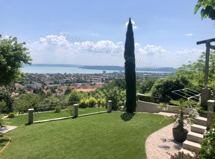 Lélegzetelállító panoráma - eladó nyaraló Balatonfüreden
