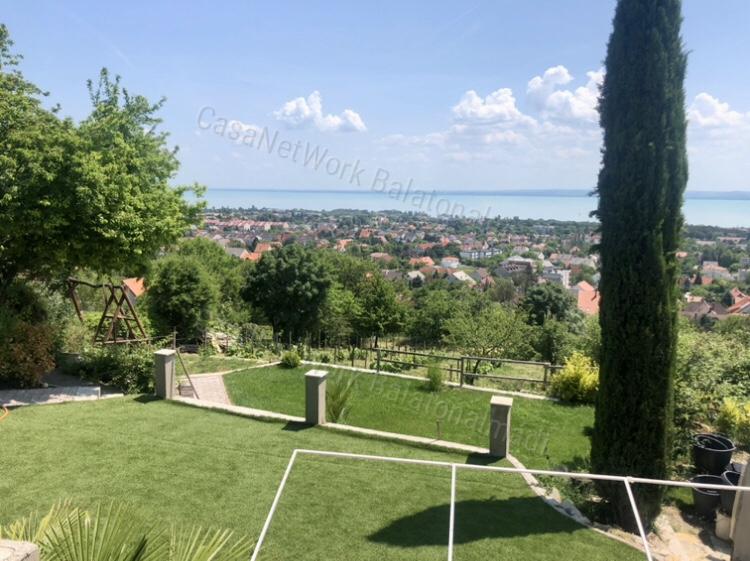Lélegzetelállító panoráma - eladó nyaraló Balatonfüreden