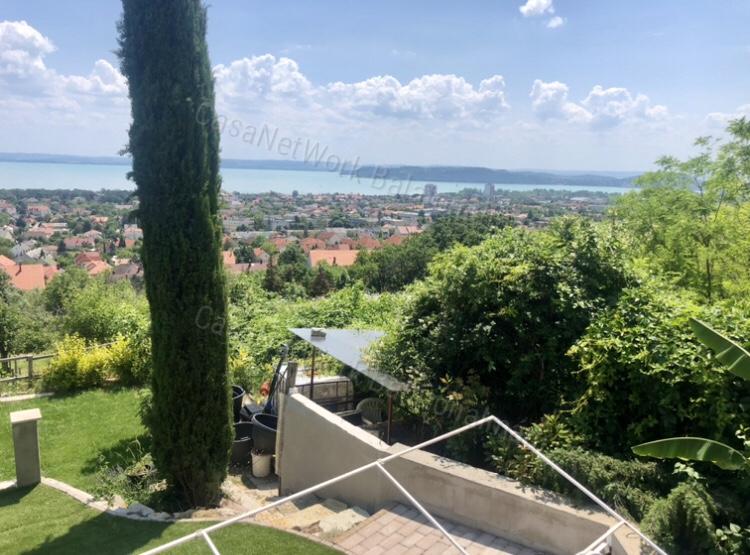 Lélegzetelállító panoráma - eladó nyaraló Balatonfüreden