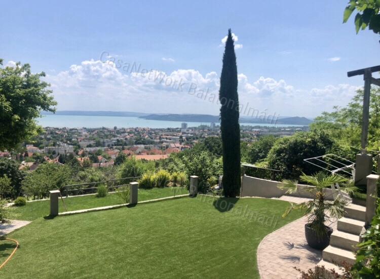 Lélegzetelállító panoráma - eladó nyaraló Balatonfüreden