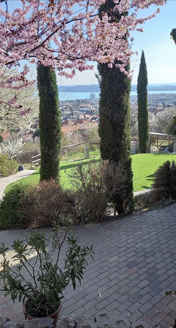 Lélegzetelállító panoráma - eladó nyaraló Balatonfüreden