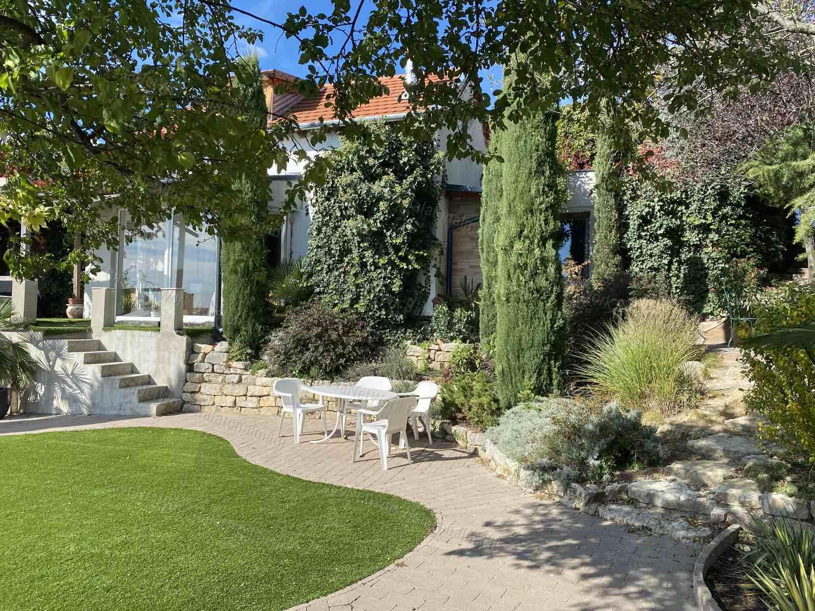 Lélegzetelállító panoráma - eladó nyaraló Balatonfüreden