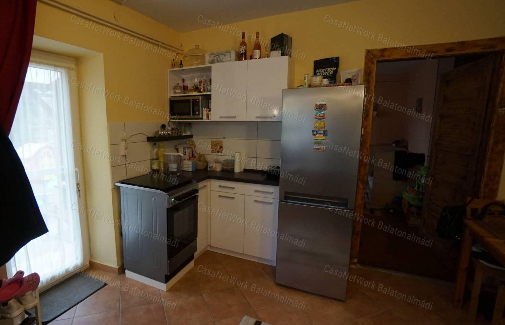 Tihanyban a Belső-tóra panorámás családi ház és vendéglő eladó!