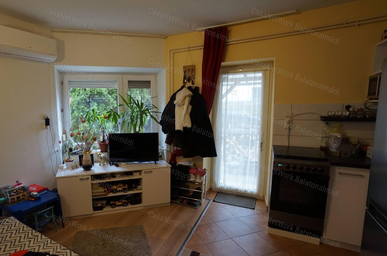 Tihanyban a Belső-tóra panorámás családi ház és vendéglő eladó!