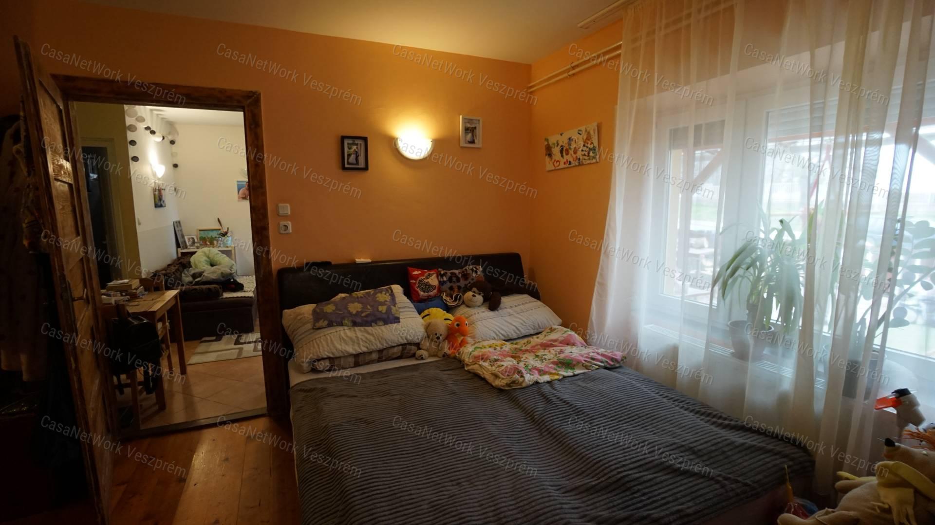 Tihanyban a Belső-tóra panorámás családi ház és vendéglő eladó!