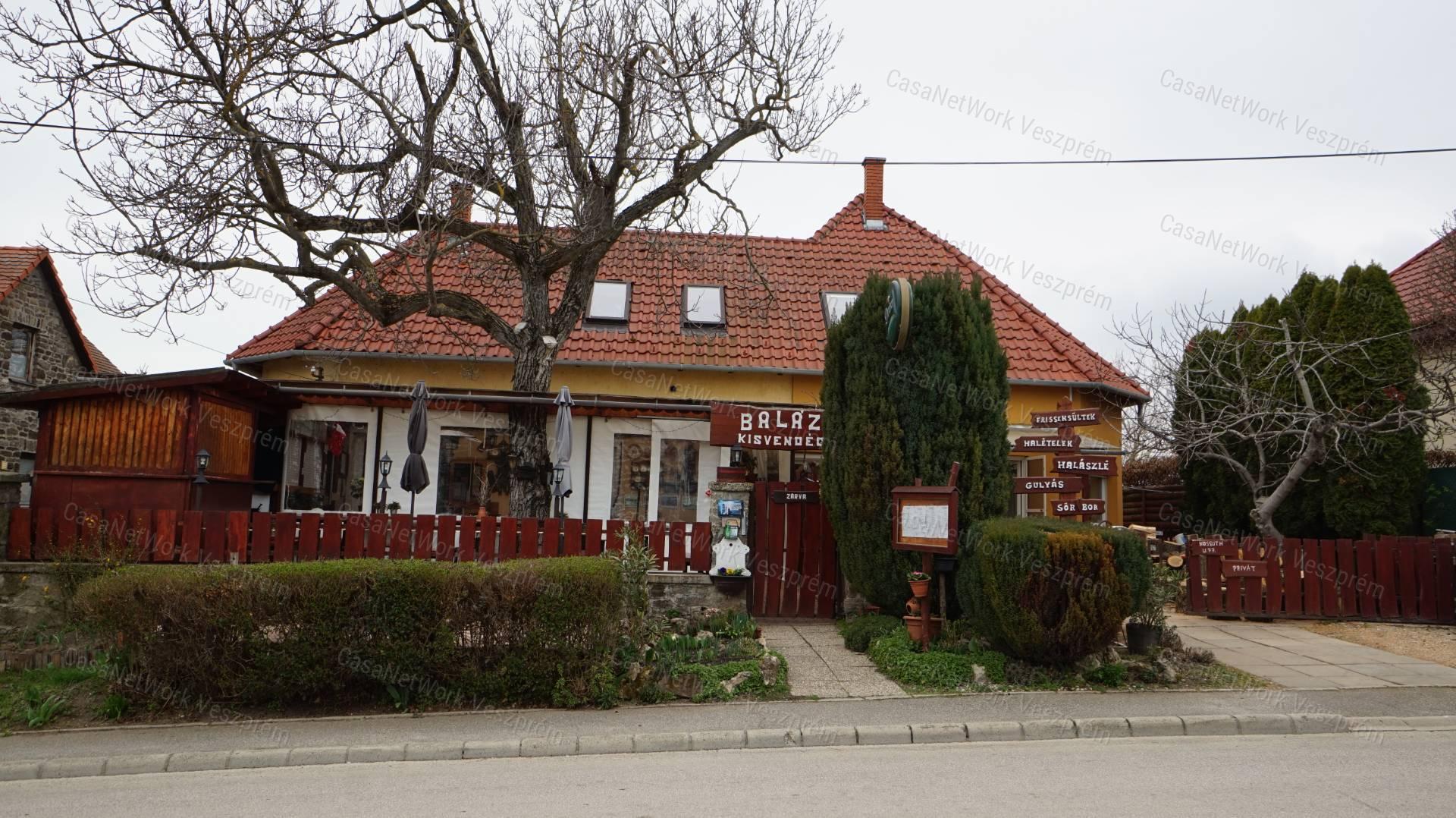 Tihanyban a Belső-tóra panorámás családi ház és vendéglő eladó!