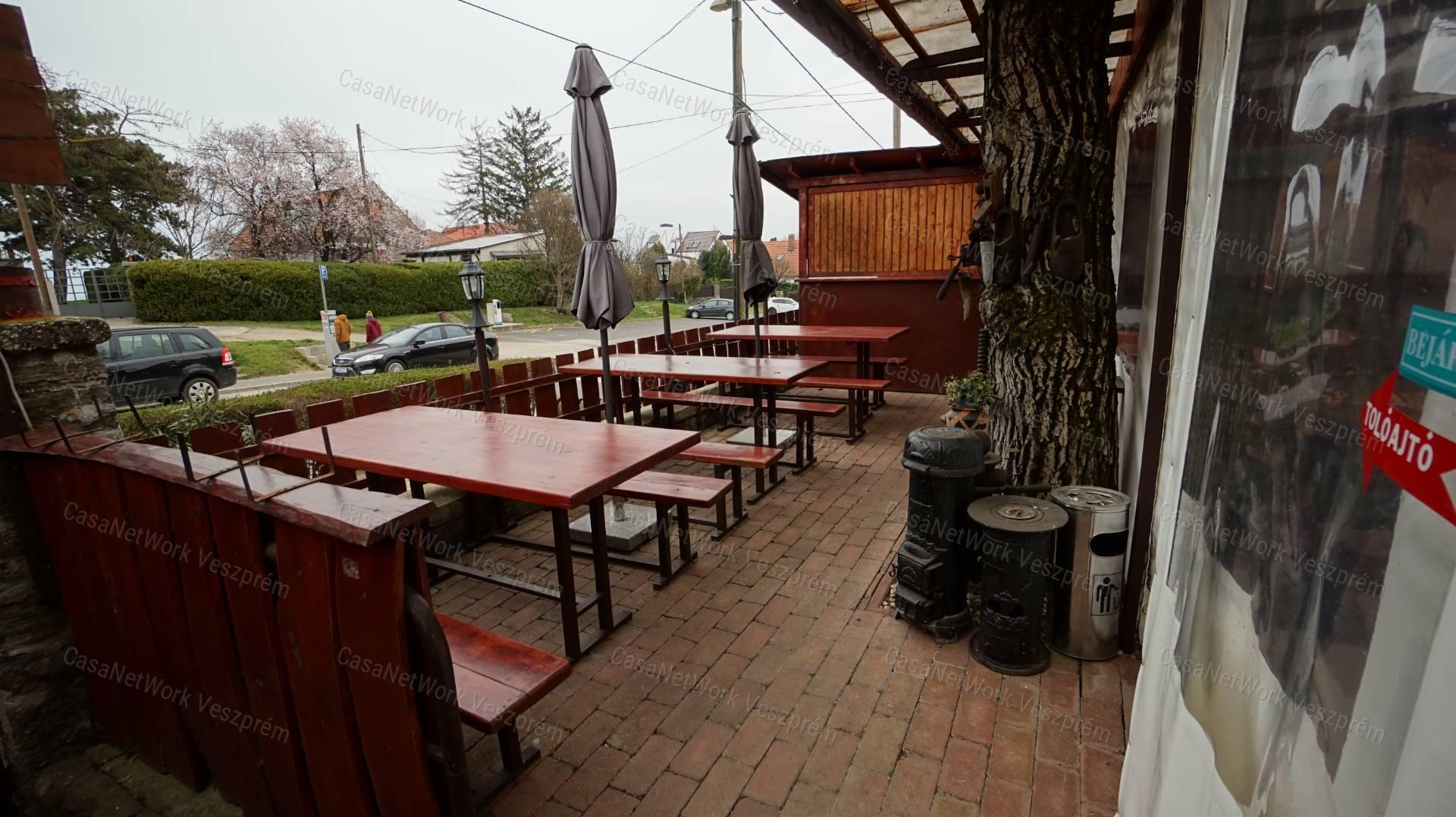 Tihanyban a Belső-tóra panorámás családi ház és vendéglő eladó!
