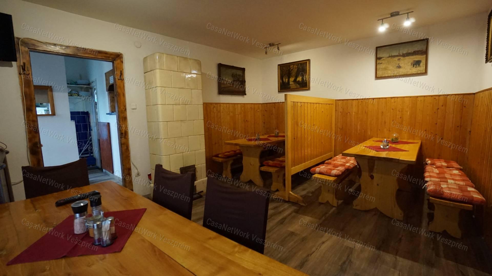 Tihanyban a Belső-tóra panorámás családi ház és vendéglő eladó!