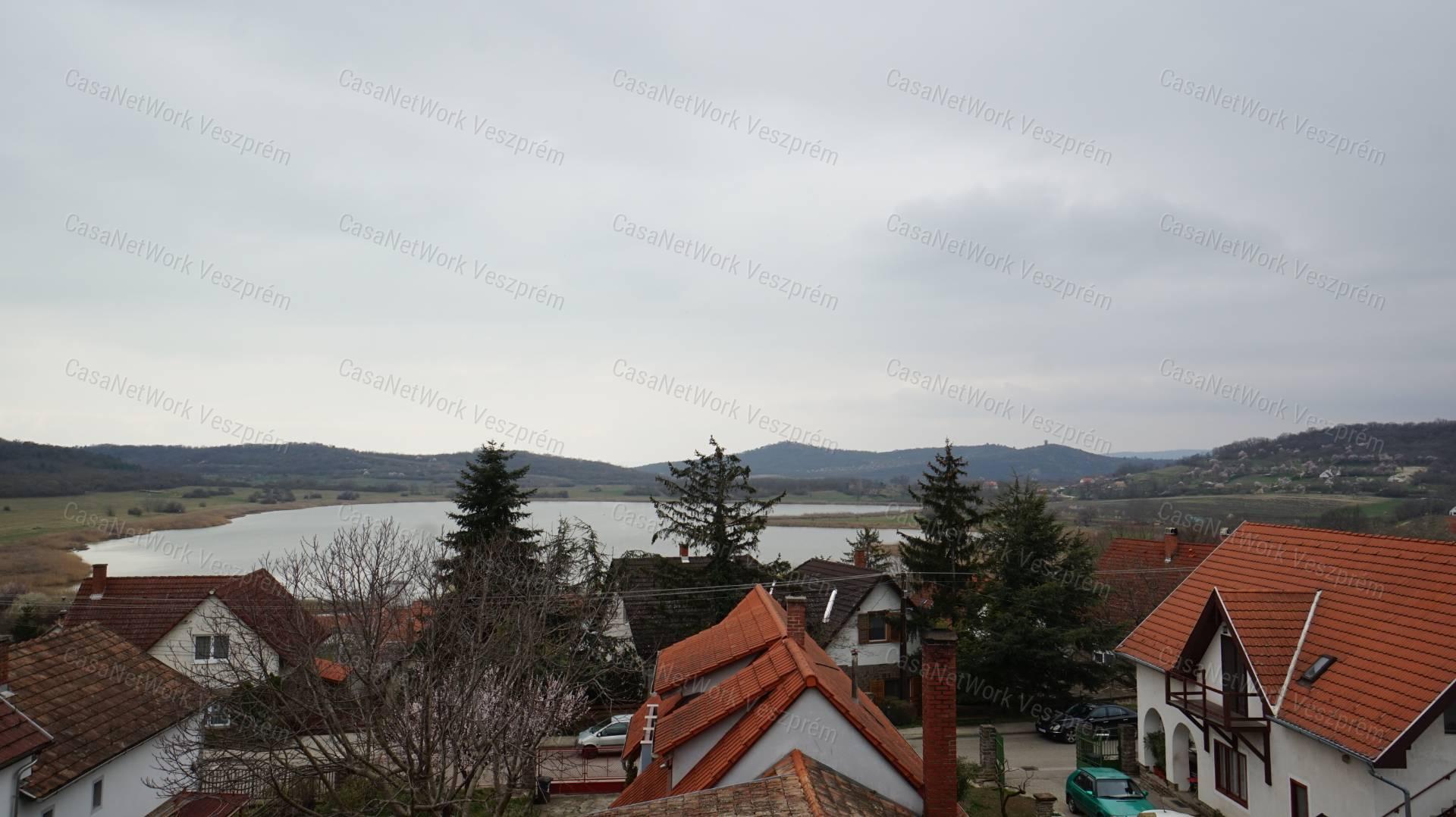 Tihanyban a Belső-tóra panorámás családi ház és vendéglő eladó!