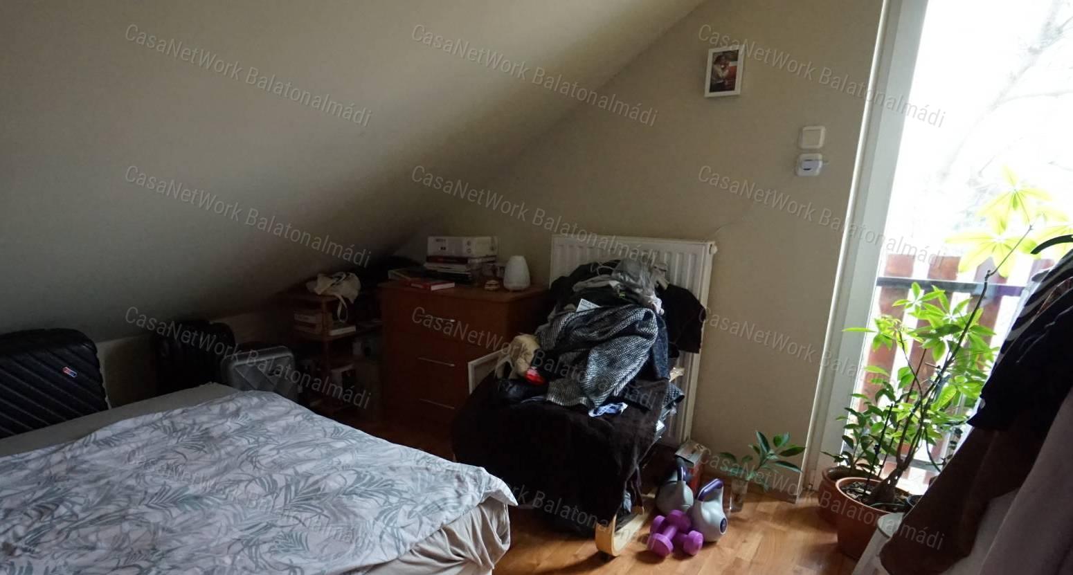 Tihanyban a Belső-tóra panorámás családi ház és vendéglő eladó!