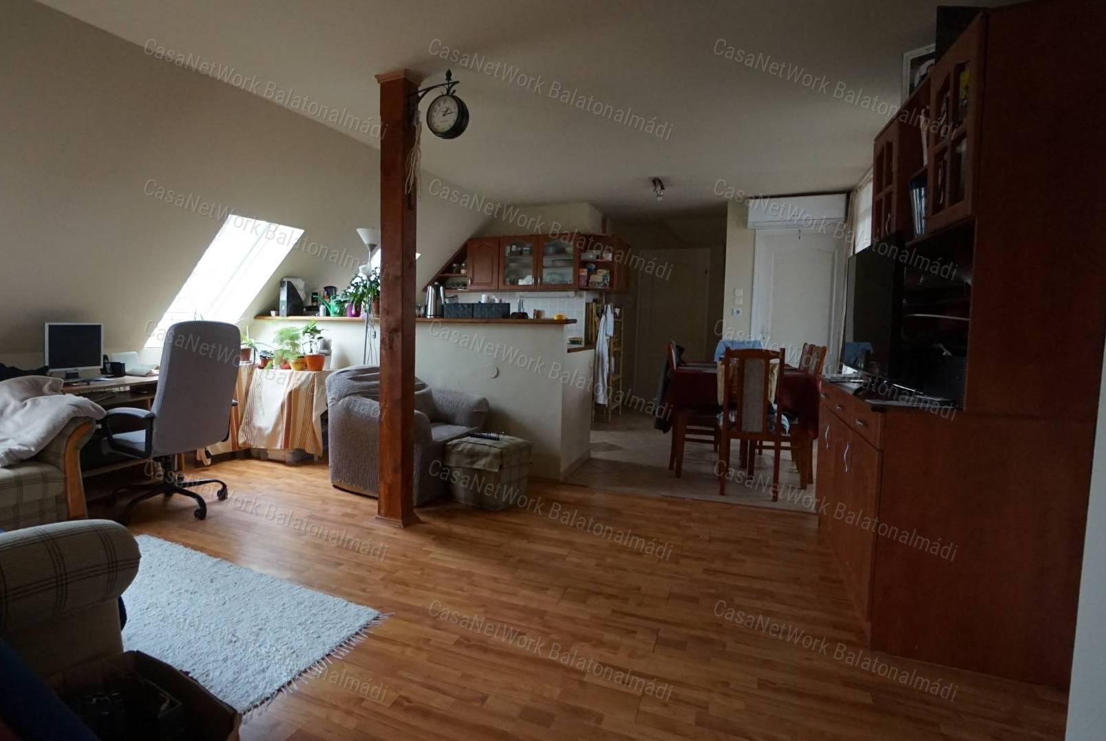 Tihanyban a Belső-tóra panorámás családi ház és vendéglő eladó!