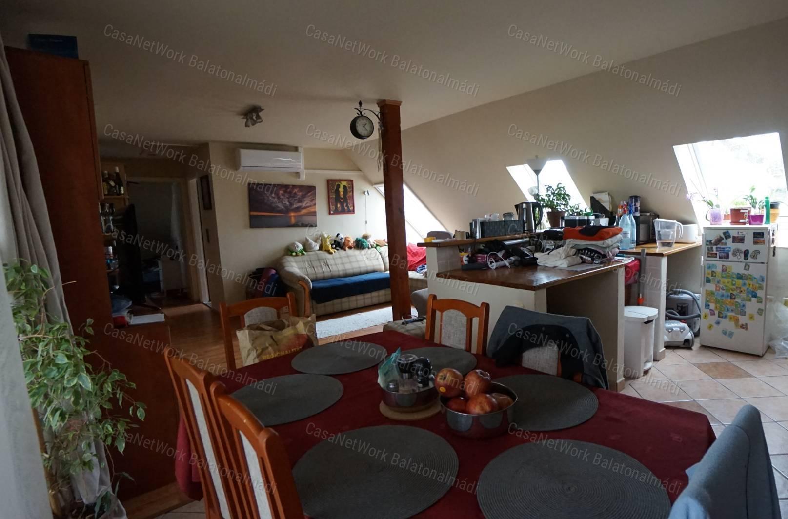Tihanyban a Belső-tóra panorámás családi ház és vendéglő eladó!