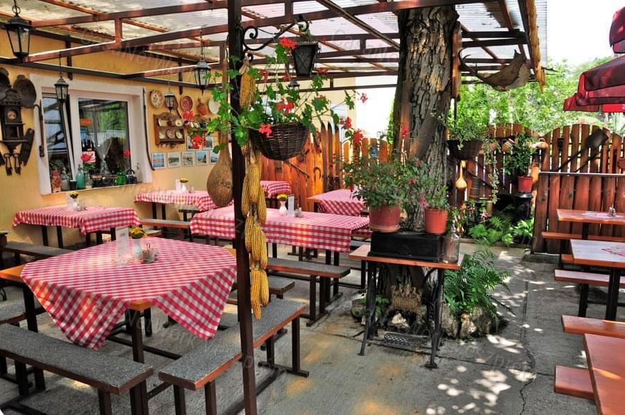 Tihanyban a Belső-tóra panorámás családi ház és vendéglő eladó!