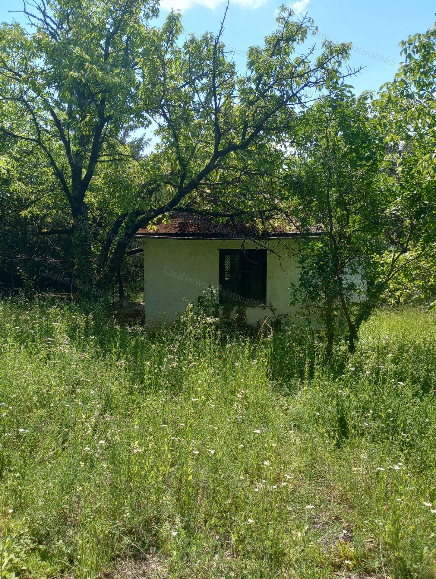 Balatonakarattyai ingatlan nagy telekkel eladó
