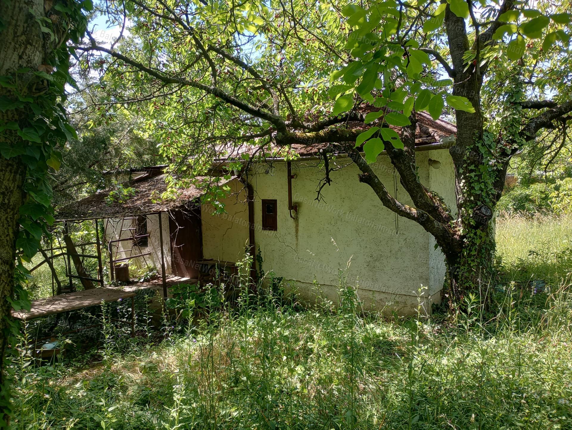 Balatonakarattyai ingatlan nagy telekkel eladó