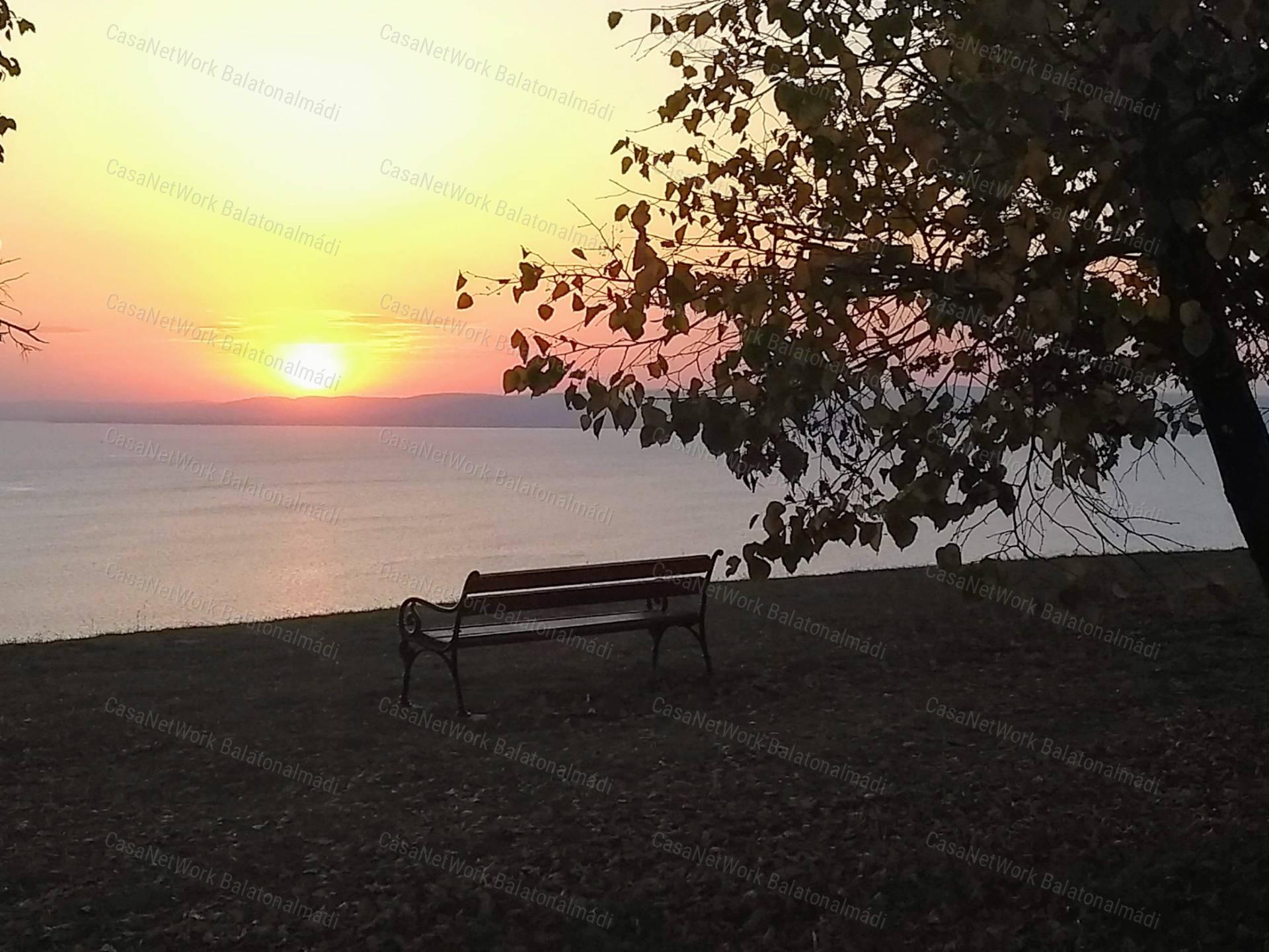 Balatonakarattyai ingatlan nagy telekkel eladó