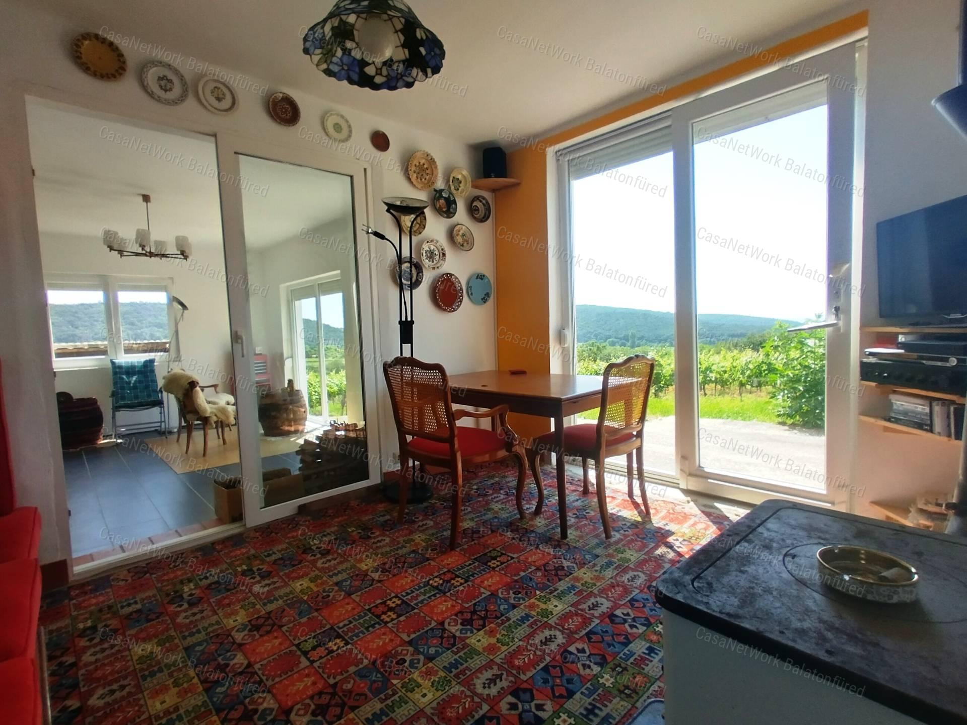 Eladó BALATONI PANORÁMÁS szőlőbirtok FELSŐÖRSÖN két épülettel