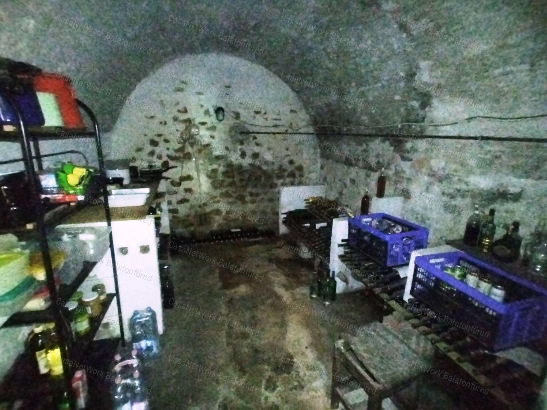 Eladó BALATONI PANORÁMÁS szőlőbirtok FELSŐÖRSÖN két épülettel