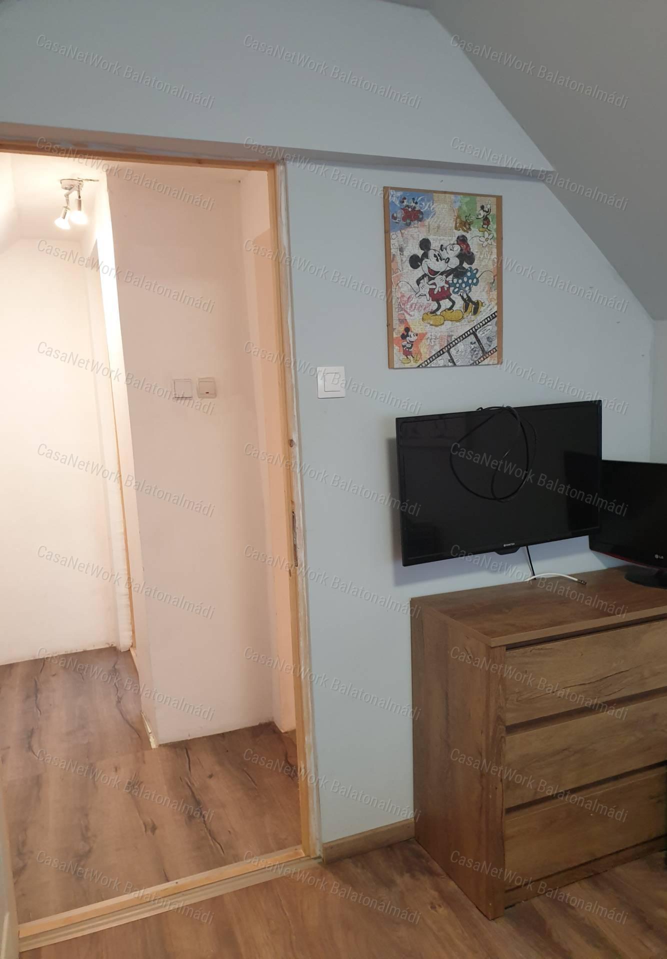 Balatonalmádiban, zöldövezetben családi ház eladó!